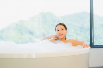 Obraz na płótnie Canvas Portrait beautiful young asian woman relax leisure enjoy in bathtub