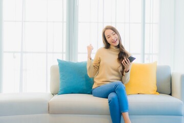Obraz premium Portrait beautiful young asian woman with smart mobile phone