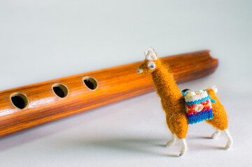 flauta con una llama de juguete. 