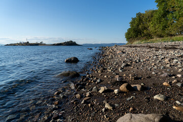 Skaliste wybrzeże na wyspie Jeloya należącej do miasta Moss nad Oslofjordem w Norwegii
