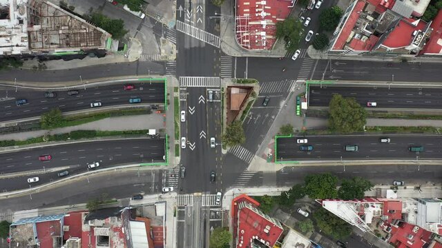 Vista a&eacute;rea cenital, el drone ascendiendo lentamente, en el cruce de Viaducto Miguel Alem&aacute;n y Chilpancingo, en la Ciudad de M&eacute;xico
