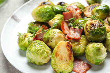 Obraz premium Delicious fried Brussels sprouts with bacon on plate, closeup