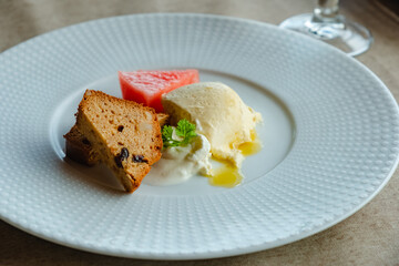 シフォンケーキとオレンジムース　デザート　ランチ　レストラン