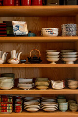 食器棚に並ぶ陶器