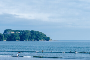 サーファーが浮かぶ湘南の海と江ノ島
