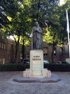 Estatua de Guido Gezelle en Schoten B&eacute;lgica