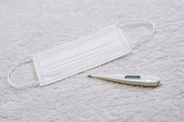 体温計とマスク　検温　感染予防　新型コロナウイルス