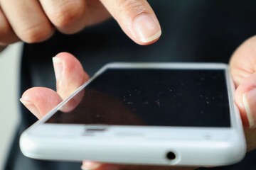 スマホを操作する人物のクローズアップ