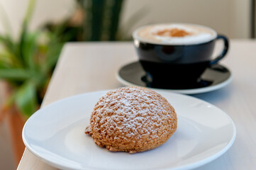 スイーツとコーヒー　シュークリーム　カフェラテ
