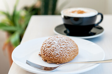 スイーツとコーヒー　シュークリーム　カフェラテ