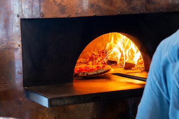 窯でピザを焼く 　窯焼きマルゲリータ　ナポリピザ