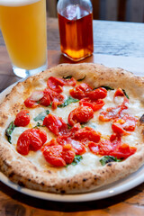 ピザ　マルゲリータとビール　