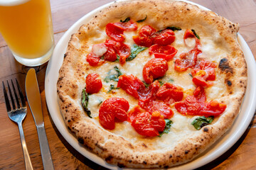 ピザ　マルゲリータとビール　