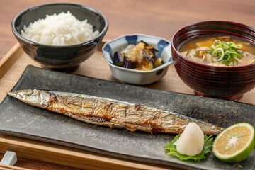 サンマの塩焼きとご飯と味噌汁