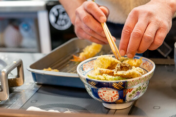 天丼を盛り付ける