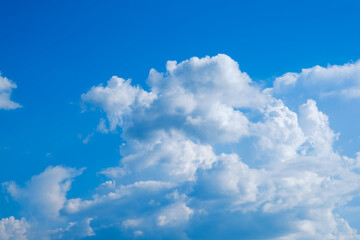 Fototapeta na wymiar 入道雲が広がる真夏の空　積乱雲　8月　背景素材　コピースペース