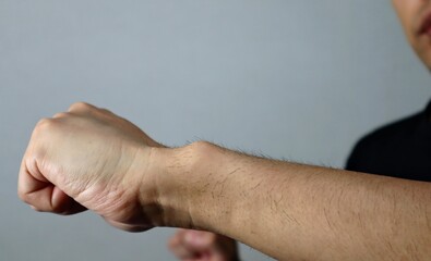 パンチをする日本人男性のクローズアップ Wall Mural Masamasa3 パンチをする日本人男性のクローズアップ Wall Mural Masamasa3
