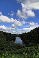 ため池と秋の空の風景