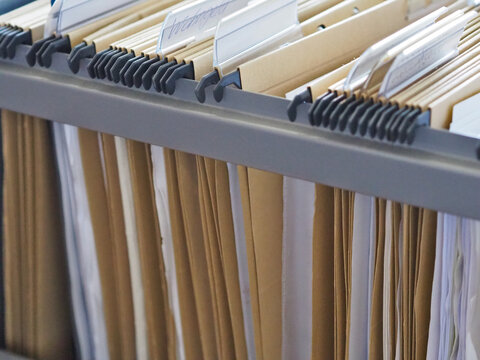 Aktenf&uuml;hrung ud Aktenablage: Was verbirgt sich zwischen den Pappdeckeln der H&auml;ngemappen? Unbezahlte Rechnungen oder der Masterplan f&uuml;r das Startup mit dem hei&szlig;en Schei&szlig;, der durch die Decke geht?