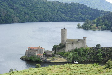 Fortificacion en lago de Roche la Moliere, Francia