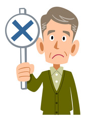 不正解の札を持つシニアの男性の上半身
