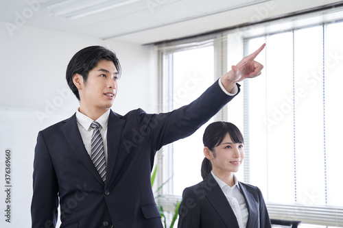 オフィスで目標に向かって指をさす日本人男性ビジネスマン Wall Mural Mapo