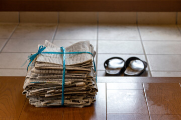 玄関に置かれた新聞紙の束