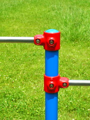 シロツメクサのある公園の鉄棒