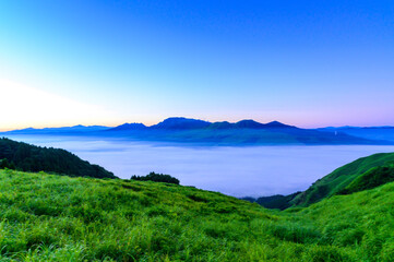 Fototapeta na wymiar 絶景雲海風景 最高に美しい天空の絶景風景イメージ (夜明けの雲海イメージ) 日本　熊本県　阿蘇2020年 Superb view seascape The most beautiful view of the sky (Image of sea of clouds at dawn) Japan Kumamoto Prefecture Aso 2020