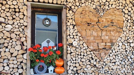 ściana budynku ozdobiona i wykończona drewnem, rękodzieło, old wooden door © Beenis