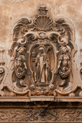 Fototapeta na wymiar medallón que contiene un relieve que representa la imagen de Santa Clara situado en el portal de dintel, data de 1671 , convento de Santa Clara de Palma, siglo XIII, Mallorca, Islas Baleares, España