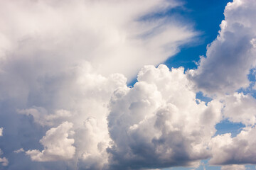 Obraz premium Beautiful clouds in the blue sky