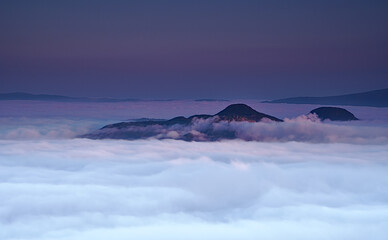 雲海に覆われた大地と遠くの山。北海道。
