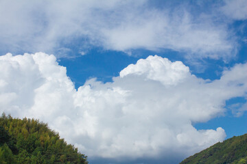 Obraz premium 台風前の雲と山 待ち構える雲の壁