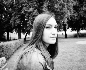 chica hermosa en blanco y negro