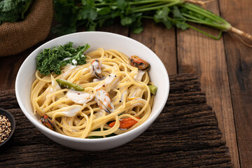 spaghetti cream sauce with mussels on wood