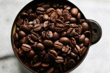 Fototapeta premium roasted coffee beans in coffee grinder