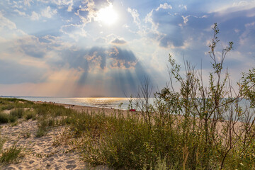 Widok z wydmy na plażę i morze Bałtyckie - obrazy, fototapety, plakaty