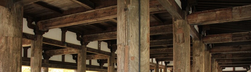 Fototapeta na wymiar 柱が多い木造建築物の天井