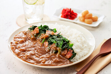 ほうれん草とベーコンのバターソテーをトッピングしたカレーライス