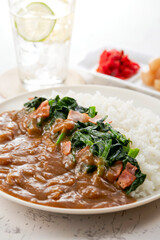 ほうれん草とベーコンのバターソテーをトッピングしたカレーライス