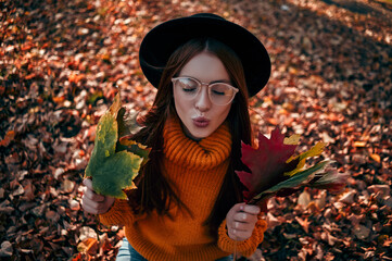 Fototapeta na wymiar Woman in park in autumn