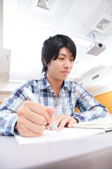 勉強する男子大学生
