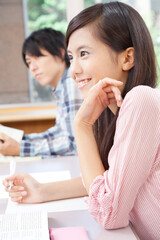 講義を受ける大学生