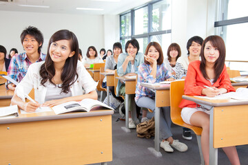 講義を聞く大学生