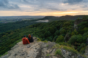 Wanderer auf den Hohenstein Klippen bei Sonnenuntergang, Weserbergland