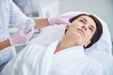 Obraz premium Calm pensive woman staring up during the skin check