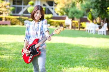 ギターを弾く女子大学生