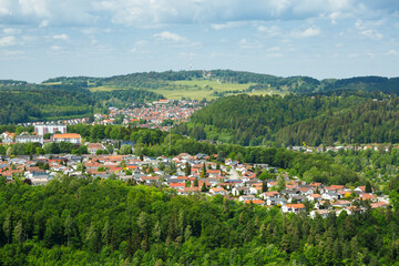 Fototapeta na wymiar Landschaft von Albstadt-Tailfingen mit Ausblick auf Raichberg (Schwäbische Alb)