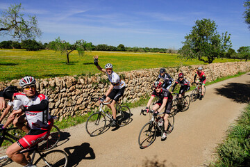ciclistas een el camino de Cala Pí, llucmajor, mallorca, islas baleares, españa, europa